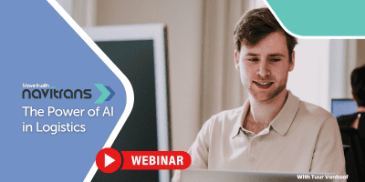 Een persoon is vrolijk bezig met een Navitrans Webinar op zijn laptop, glimlachend terwijl hij de kracht van AI in logistiek onderzoekt. De scène toont het Navitrans-logo, met de nadruk op 